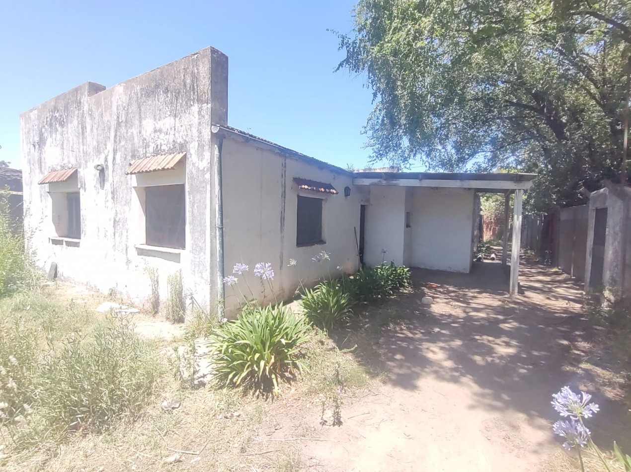 Lote con casa a reciclar