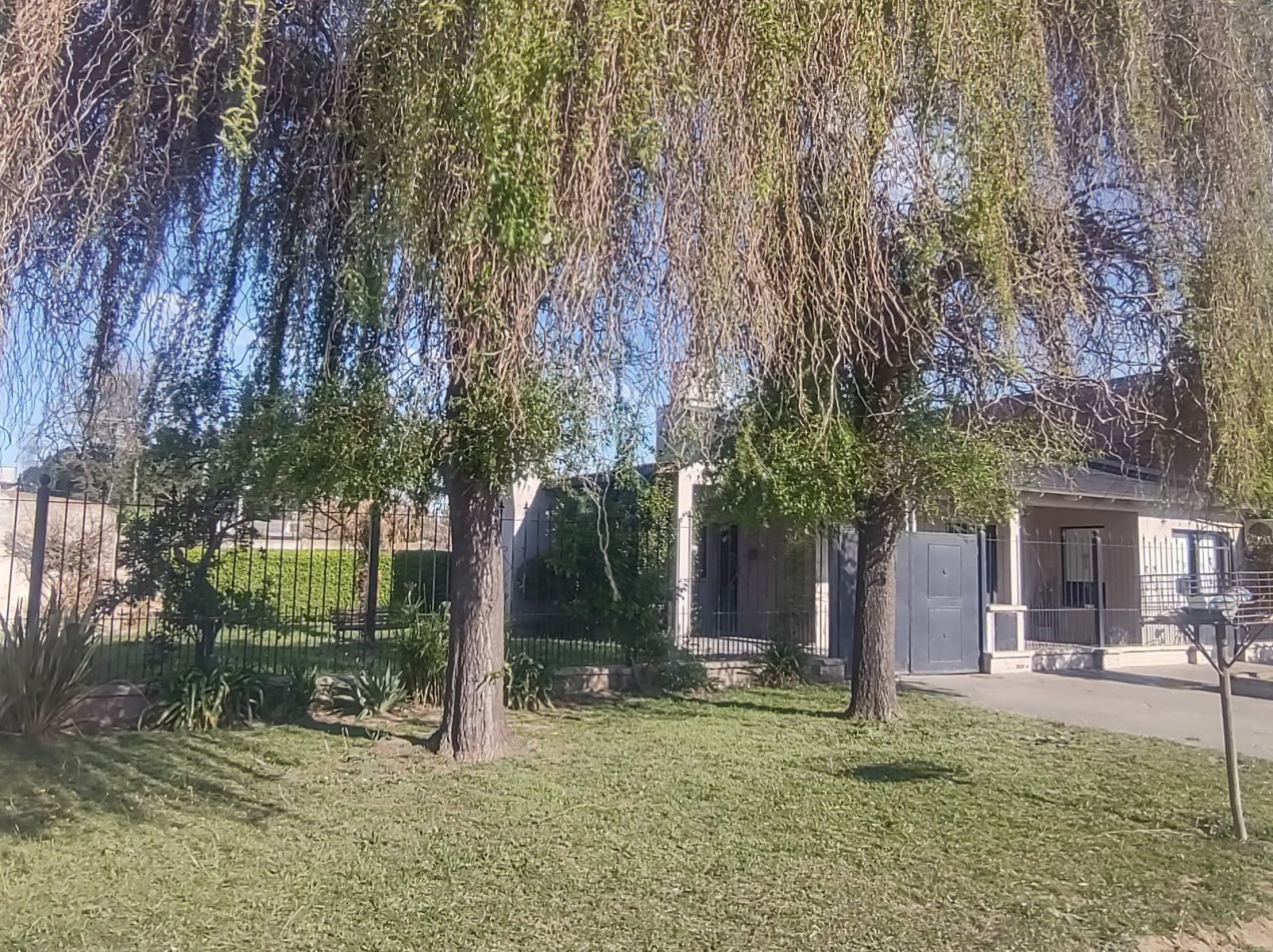 Casa en venta sobre ruta 205 entre Estrada y Av. Pereyra