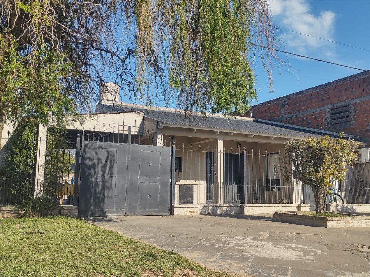 Casa en venta sobre ruta 205 entre Estrada y Av. Pereyra