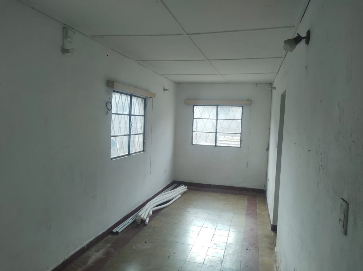 Lote con casa a reciclar