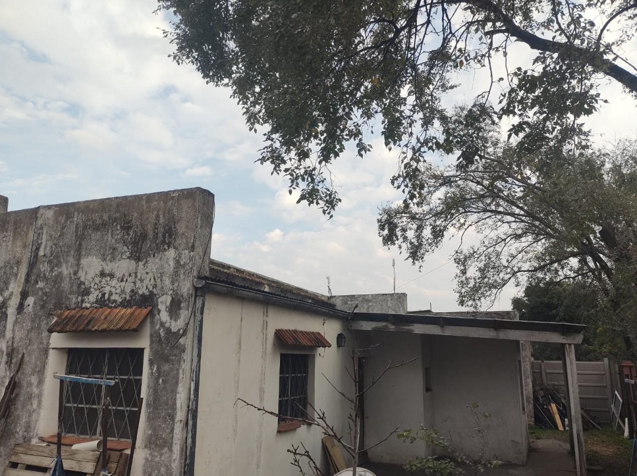 Lote con casa a reciclar