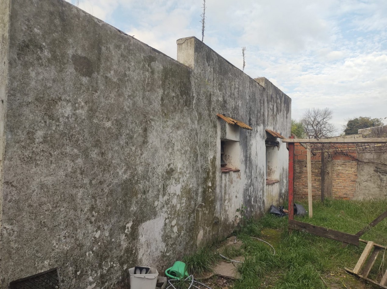 Lote con casa a reciclar