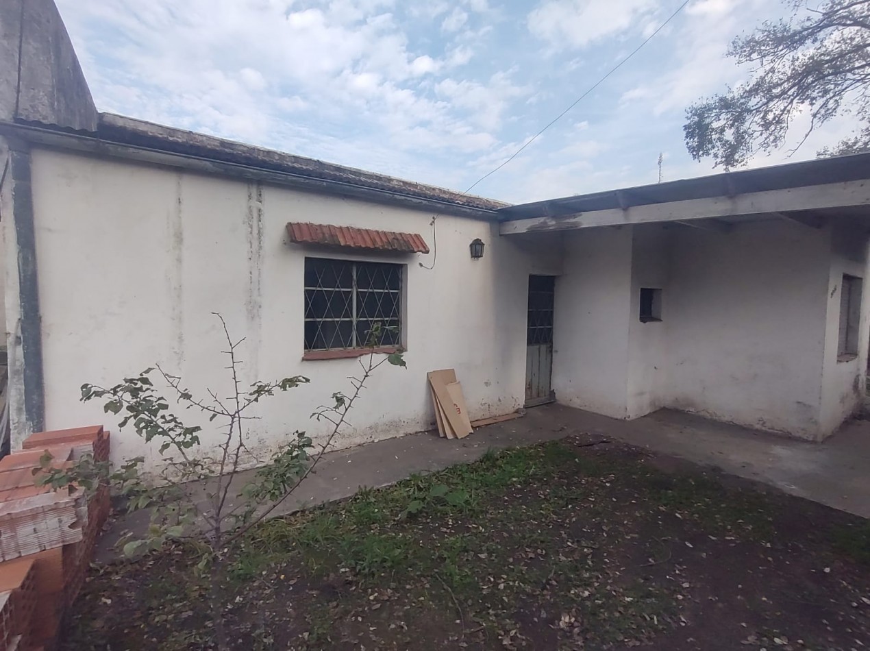 Lote con casa a reciclar